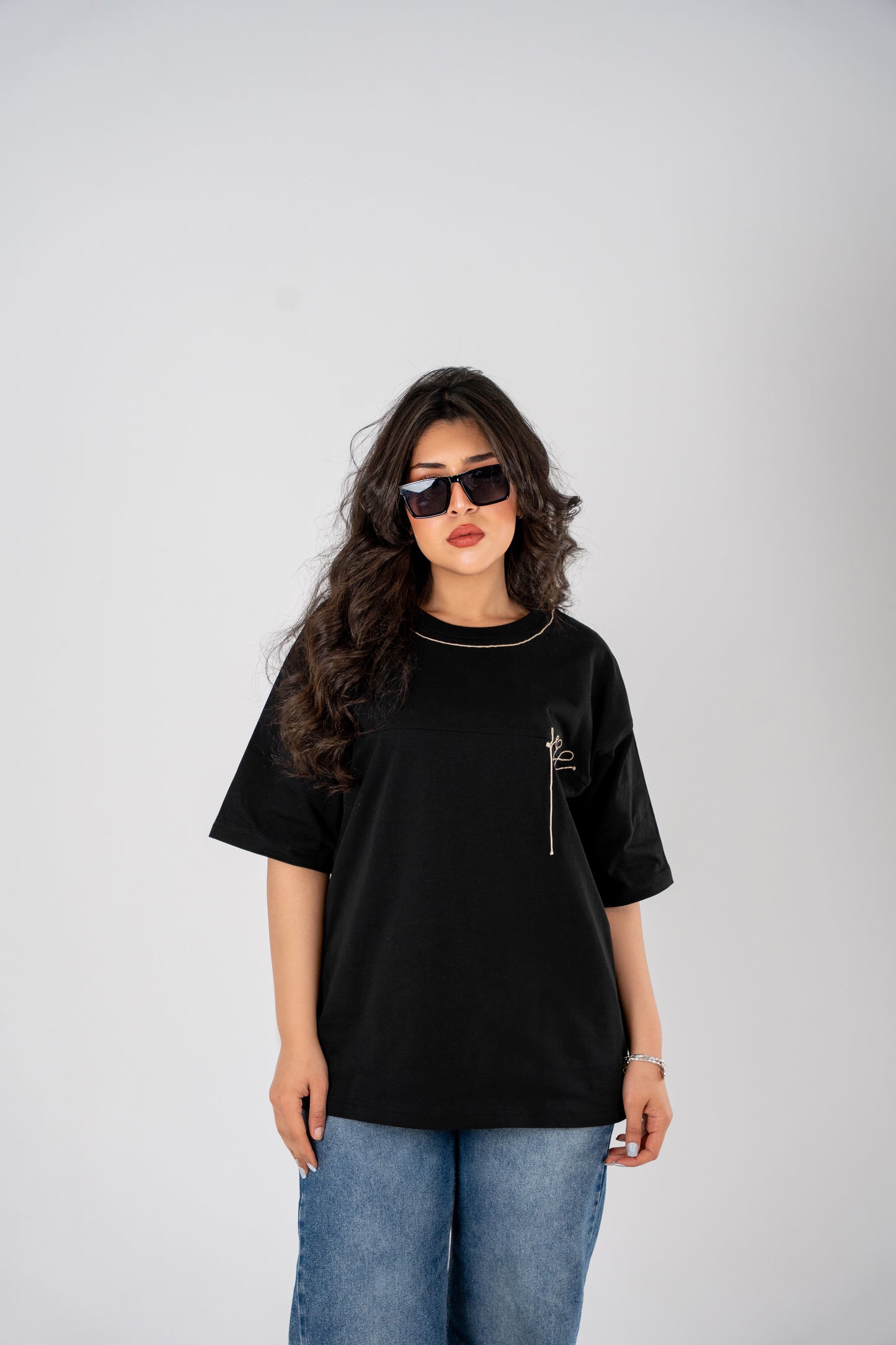 تي شيرت أسود بتطريز يدوي